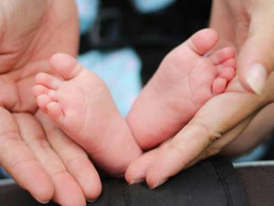 Elle donne naissance à des jumeaux et meurt tragiquement à peine trente minutes plus tard