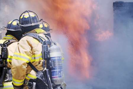 Pris au piège de leur appartement en flammes avec leur bébé de deux mois, ils n'ont d'autre choix que de sauter