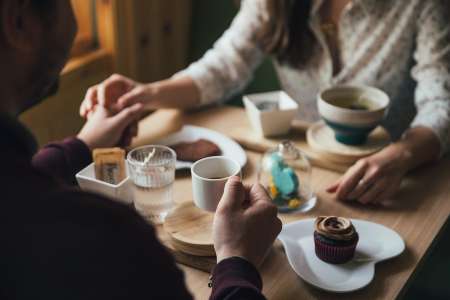 TÉMOIGNAGE. “Un homme a ramené sa femme à notre rendez-vous pour s’assurer que j’étais ‘assez moche’ pour lui”