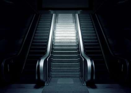 Sarthe : une fillette fait une violente chute après avoir été soulevée au dessus du vide par un escalator