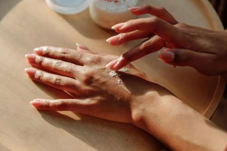 Taches blanches sur les ongles : ces deux vitamines qu'il vous manquent