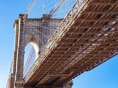 Une femme tente de se jeter du haut d’un pont, elle est sauvée par une immense star en plein tournage