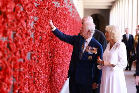 Charles et Camilla en Australie : cet accessoire de la reine a fait mouche et n'est pas passé inaperçu