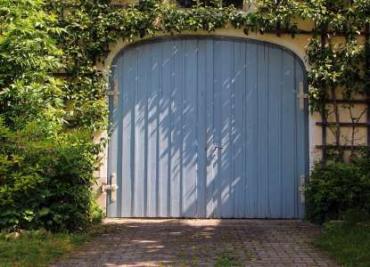 Finistère : un couple retrouve un homme nu ensanglanté dans son garage, ses explications sont lunaires