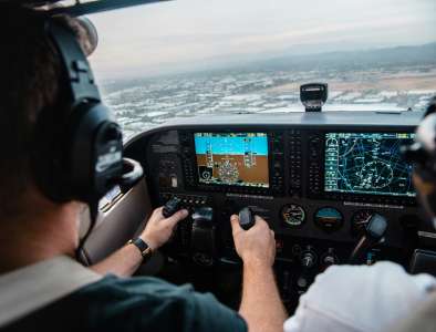 Un pilote d’avion exclut sa co-pilote après son passage aux toilettes mais il a une excellente raison