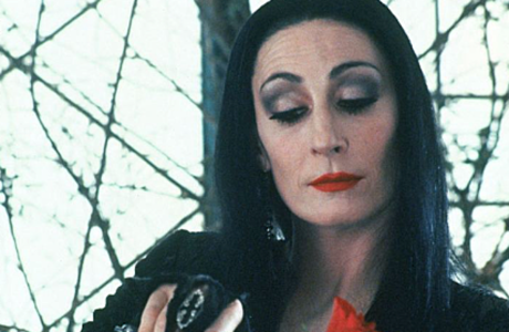 Anjelica Huston : zoom sur les plus beaux looks de la star de La famille Addams