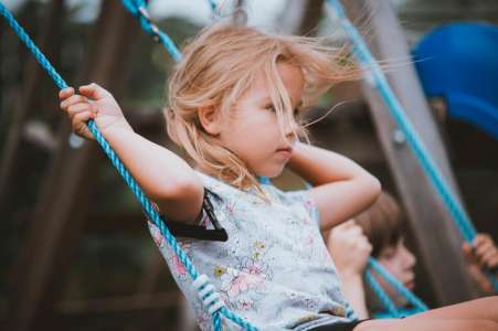 Sa fille de 5 ans se met à marcher 