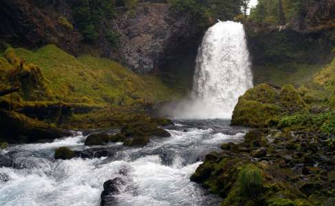 Une jeune domestique retrouve son amant marié près d'une cascade, elle n'a plus que quelques instants à vivre