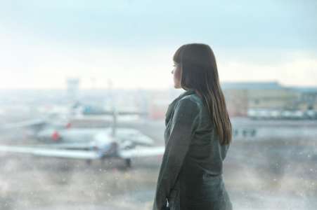 Il se trompe en réservant leurs vols et abandonne sa femme à l’aéroport