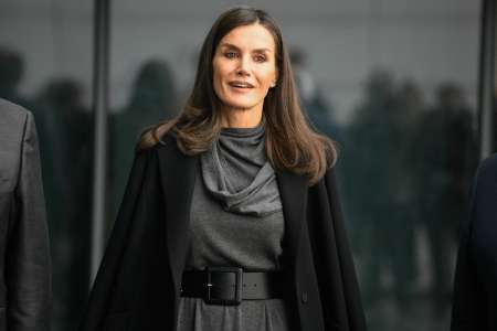 Letizia d’Espagne audacieuse : son astuce pour twister sa robe en satin noire minimaliste