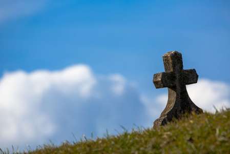 Elle se recueille sur la tombe de son mari, ce qui lui arrive est à peine croyable