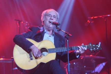 “Mettez les jambes en l’air !” : Maxime Le Forestier s’écroule en plein concert, la scène choc filmée et un détail interpelle