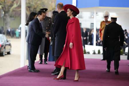 Kate Middleton flamboyante en rouge : découvrez le prix de sa cape Mary Poppins pour une visite d’Etat d’exception