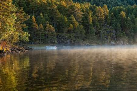 Californie : ils trouvent une valise à la surface d’un lac, ce qu’elle contient les plonge dans l’horreur