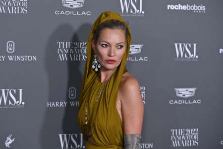 Kate Moss aperçue main dans la main avec le petit-fils d’un chanteur légendaire