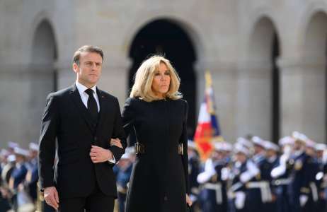 Brigitte et Emmanuel Macron : ce cliché en action plein de complicité pris dans l’entrebâillure d’une porte