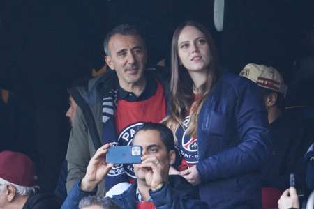 Elie Semoun amoureux : le comédien s’affiche avec sa nouvelle chérie dans les tribunes du Parc des Princes