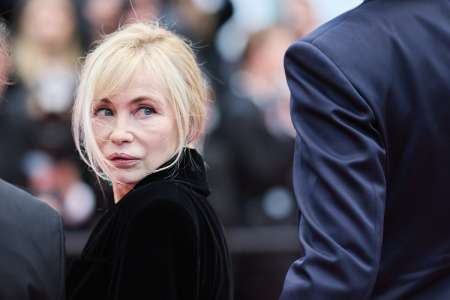 Festival de Cannes 2024 : sage mais pas trop… Emmanuelle Béart montre ses jambes sous un long manteau noir