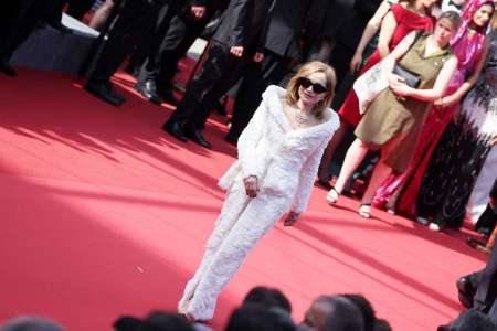 Cannes 2024 : Isabelle Huppert fait son retour sur le tapis rouge avec une robe échancrée et très étrange