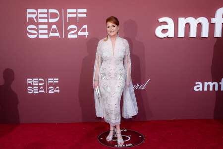 Sarah Ferguson : robe à sequins, frange perlée… Elle resplendit à Cannes avec une marque australienne
