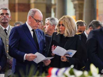 Brigitte Macron en noir : sobre et élégante avec Albert II de Monaco pour un triste jour