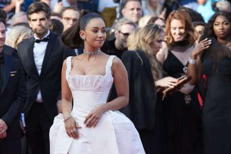 Cannes 2024 : Lena Situations en mode Bridgerton sur le tapis rouge avec une robe immaculée