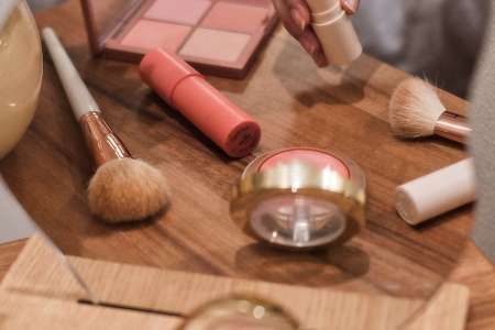 Astuce beauté : cette méthode bête comme chou pour coordonner son maquillage