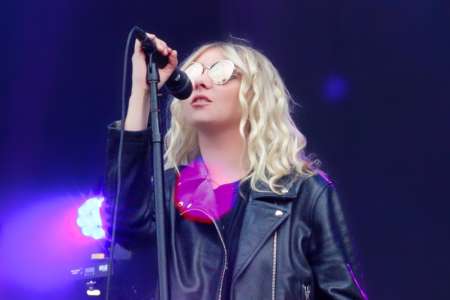 La chanteuse Taylor Momsen attaquée et mordue en plein concert par un animal à la mauvaise réputation