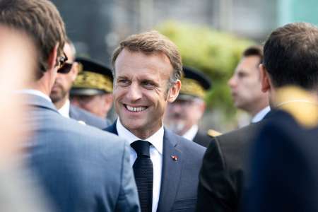 Emmanuel Macron : après sa bombe politique, il passe du bon temps avec Julie Gayet et François Hollande