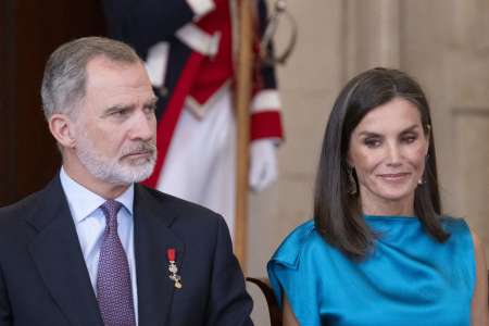 Letizia d’Espagne célèbre ses dix ans de règne en robe satinée bleu électrique, ce détail de son look qui a fait mouche