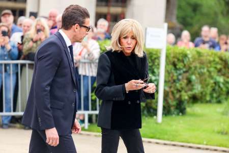 Brigitte Macron déchaînée à l’Elysée : grosses lunettes et grosses baskets, elle est la seule à mettre l'ambiance sur le dancefloor