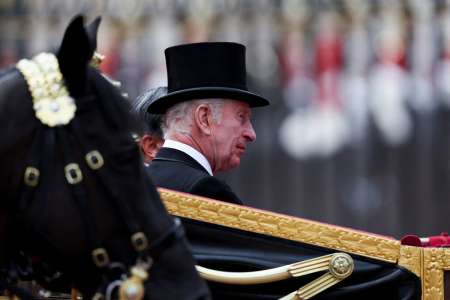 Charles III : sourire discret, pose détendue… un nouveau portrait officiel du roi dévoilé par Buckingham