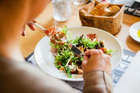 Manger sain et moins cher : qu’est-ce-que la méthode 6-1, imaginée par un célèbre chef ?