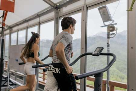 Elle court tranquillement sur un tapis de sa salle de sport sans se douter que la mort l'attend derrière elle