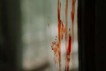Elle sort de la douche face à son fils couvert de sang, ce qui l’attend dans sa chambre est digne d’un film d’horreur