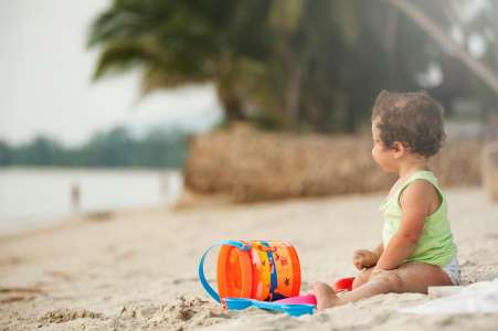 Un enfant retrouvé seul sur la plage, ses parents l’avaient laissé pour une raison inenvisageable