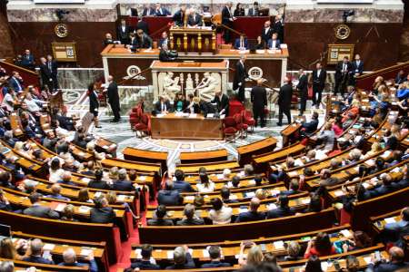 “Chifoumi à porter des casquettes nazies” : ce geste enfantin d’un député avant un vote de la plus haute importance