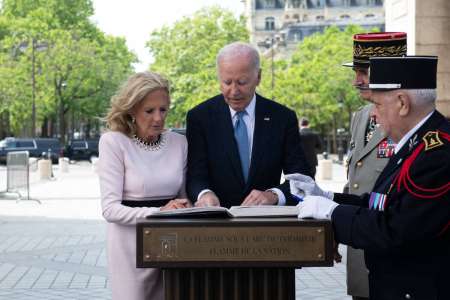 Jill Biden sort les rames pour sauver son mari ridiculisé