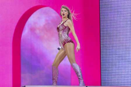 Taylor Swift secourue en plein concert, la chanteuse scotchée au sol