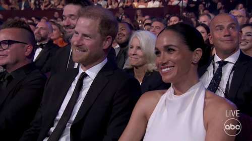 Harry récompensé : dos nu et chignon haut… ce subtil clin d’œil de Meghan Markle à son mari pour cette soirée spéciale