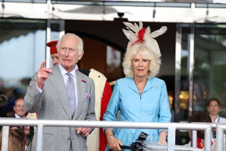 Charles III embrassé à côté de Camilla : le protocole royal a été brisé devant les yeux de tous