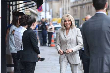 Brigitte Macron chic en rose poudré : épaulettes et détails, elle dévoile ses jambes dans un tailleur élégant