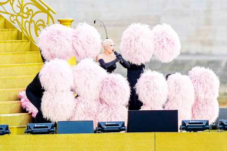 JO de Paris : Lady Gaga fait une entrée fracassante en mini robe et traîne à plumes interminable