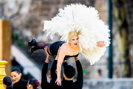 JO de Paris : un danseur fait une chute phénoménale et gâche la prestation de Lady Gaga en plein direct