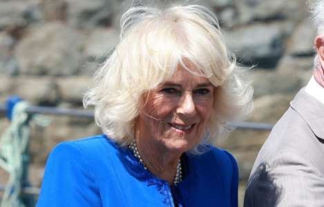 Camilla Parker Bowles : fou rire en pleine sortie officielle, la position suggestive de deux vaches ne l’a pas laissée de marbre