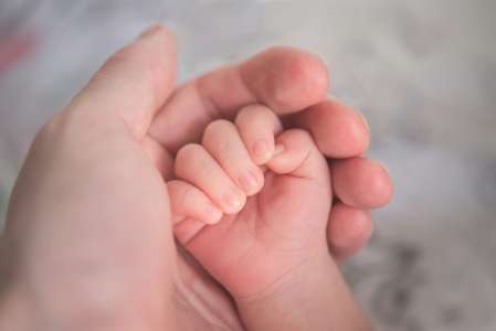 Un bébé de quatre mois connaît un sort déchirant lors d'un week-end au bord d'un lac avec ses parents