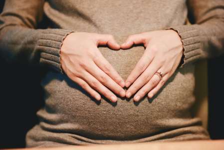 TÉMOIGNAGE. “J’ai 63 ans et j’attends un enfant avec mon petit-ami de 37 ans de moins que moi”