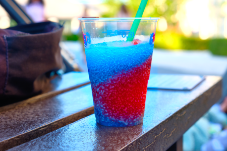 Une petite fille de 2 ans boit une boisson glacée lors d'une fête d'anniversaire, tout bascule en quelques minutes