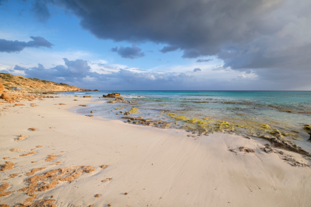 Il est avec son bébé de deux mois sur une plage paradisiaque, leur vie bascule en quelques secondes