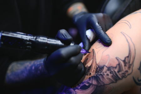 “Il a tout fait d’un trait” : le calvaire d’une fille de 15 ans tatouée de force par son père